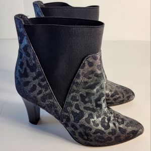 Donald J Pliner women 8.5 W silver metallic leopard print
